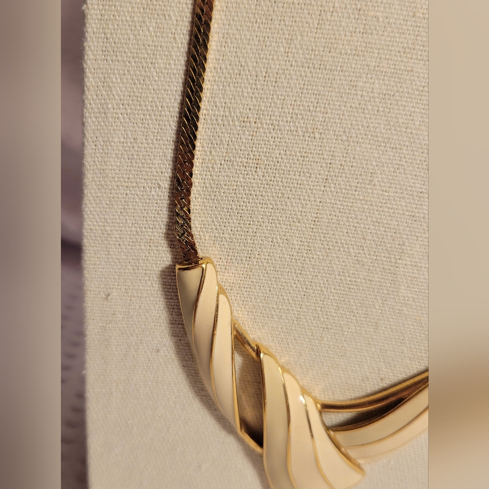Trifari Gold Tone Statement Necklace With Cream Enamel Vintage - Picture 3 of 8